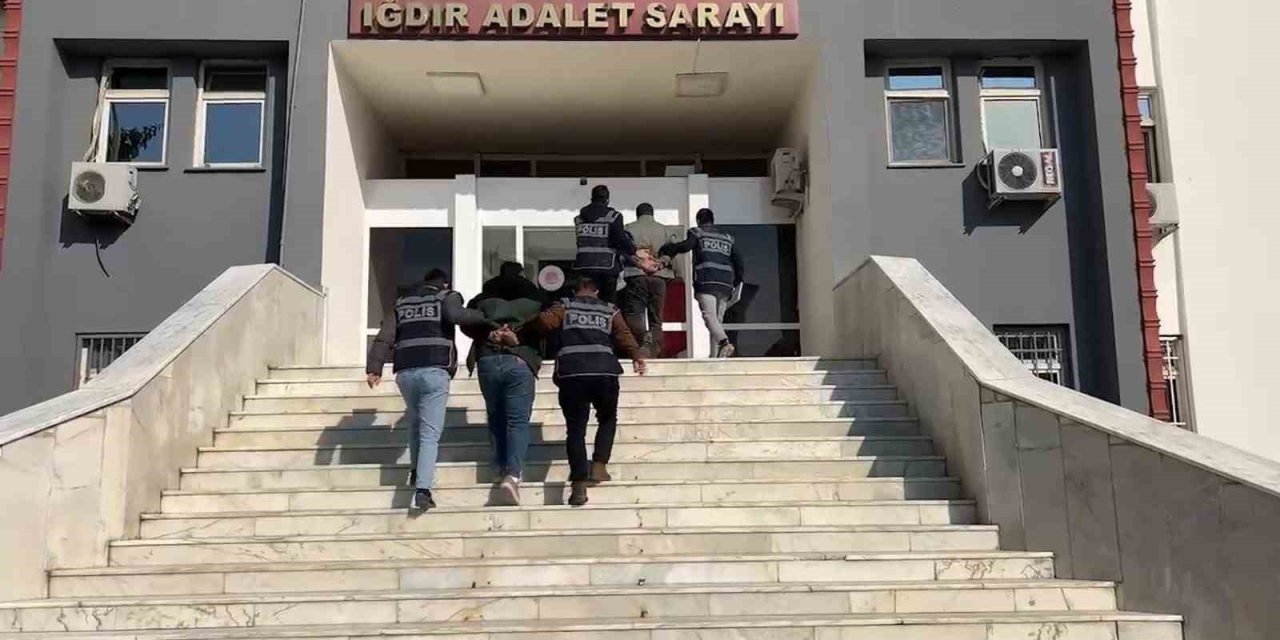 Iğdır’da saygı duruşuna uymayan ve İstiklal Marşı’nda ayağa kalkmayan iki kişi gözaltına alındı