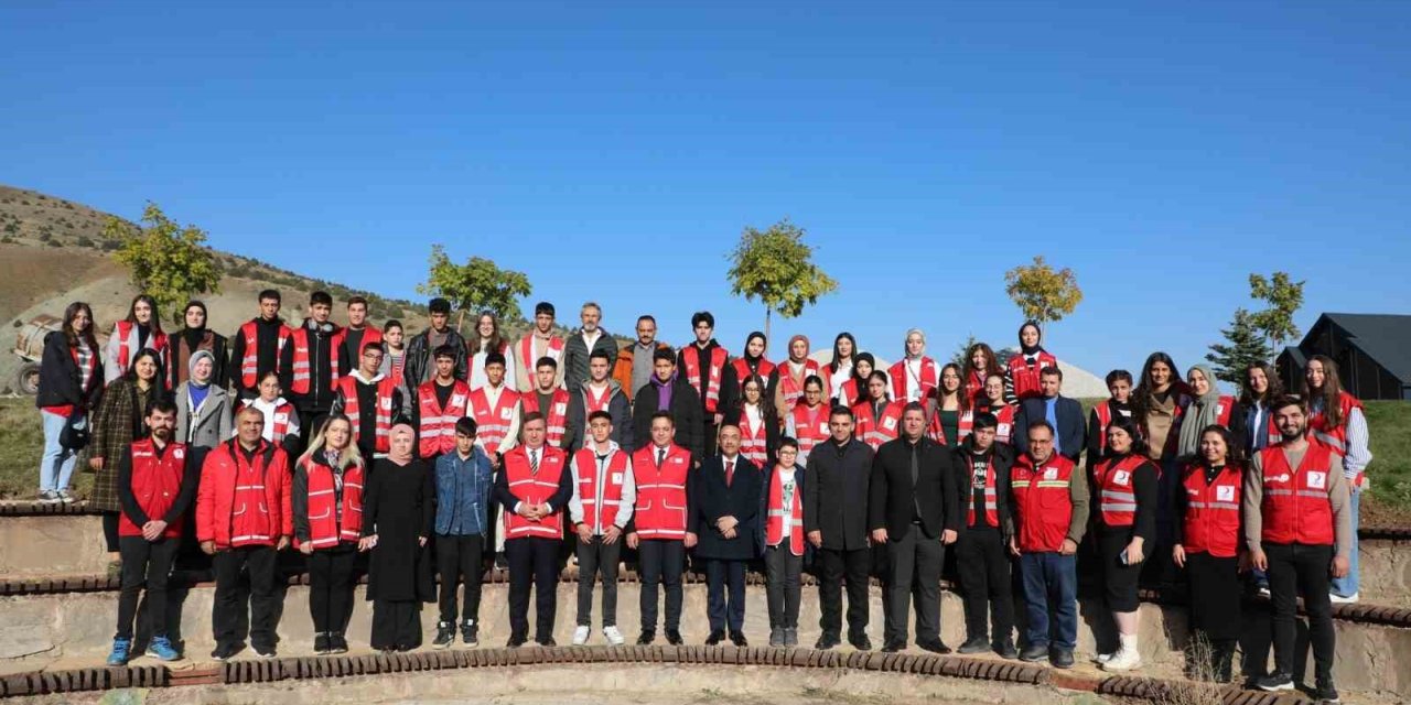 Vali Aydoğdu Kızılay’ın öğrencileriyle bir araya geldi