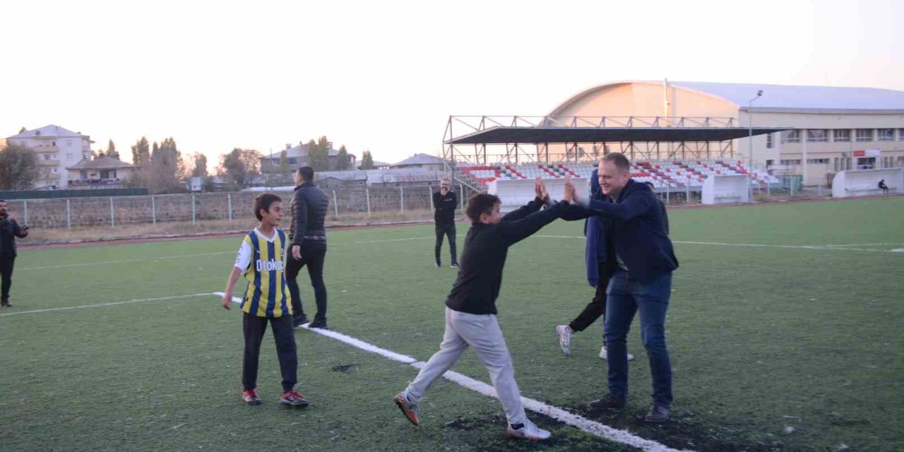 Bulanık Kaymakamı Koşansu, çocuklarla futbol oynadı