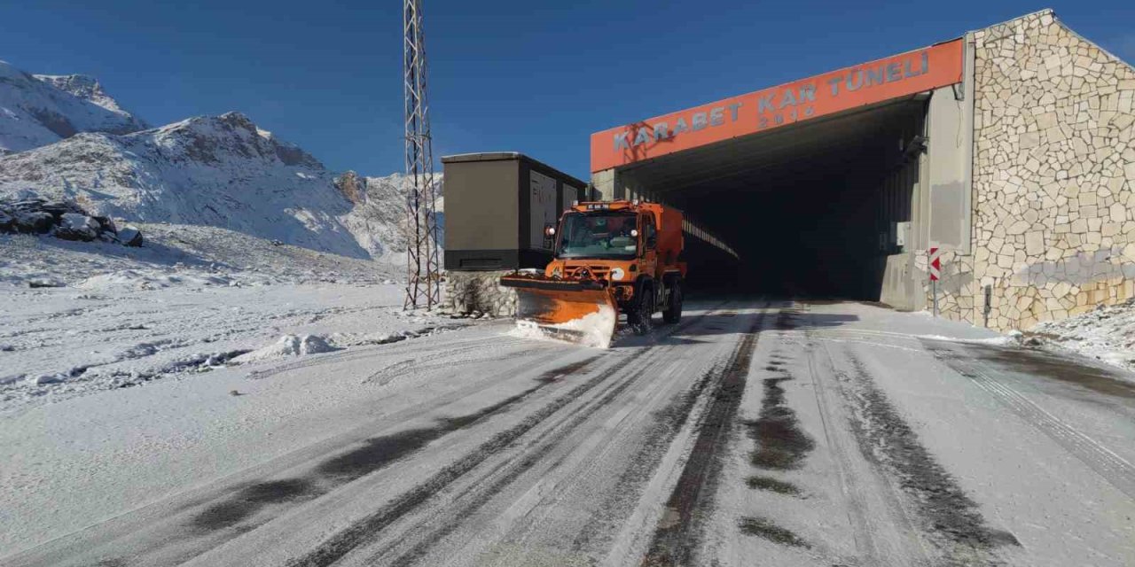 3 bin rakımlı Karabet Geçidi’nde kar mesai erken başladı