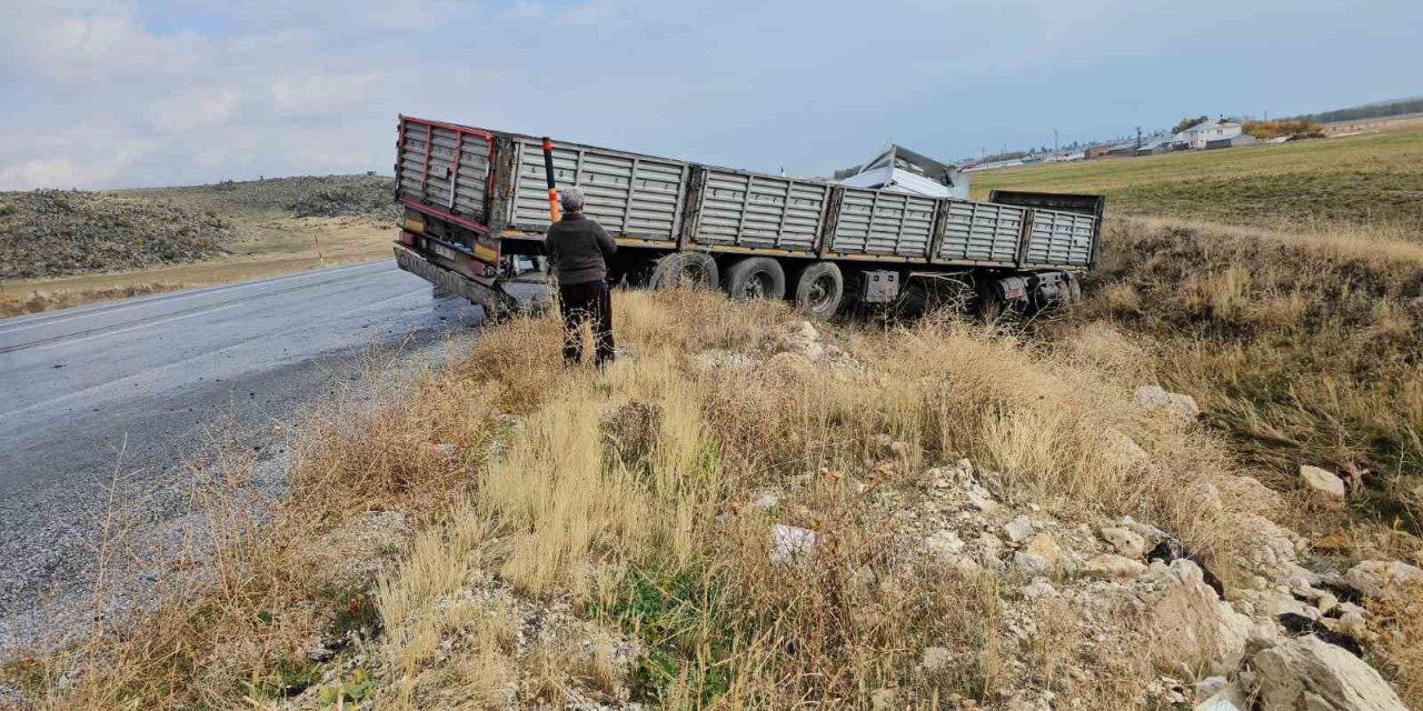 Direksiyon hakimiyeti kaybedilen tır yoldan çıktı