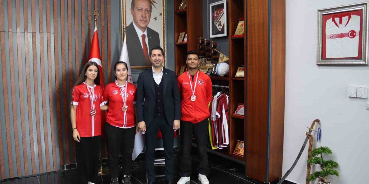 Şampiyon sporcular Eren ile bir araya geldi