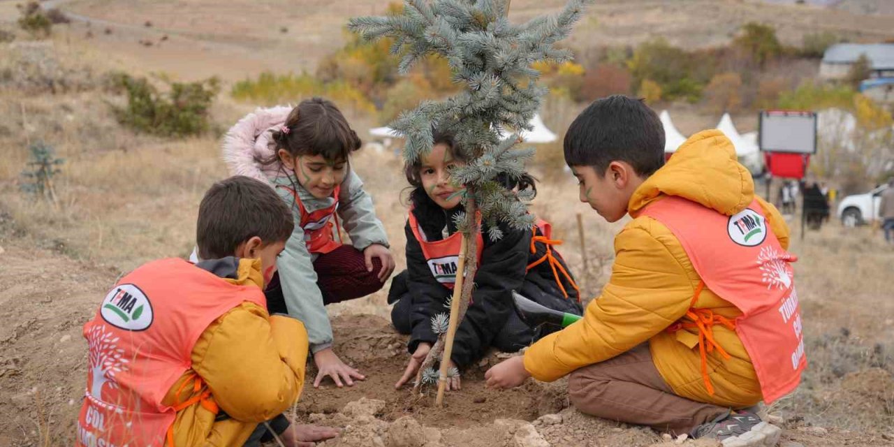 "81 İlde 81 Orman" projesinde Erzincan’da 50 bin fidan toprakla buluştu