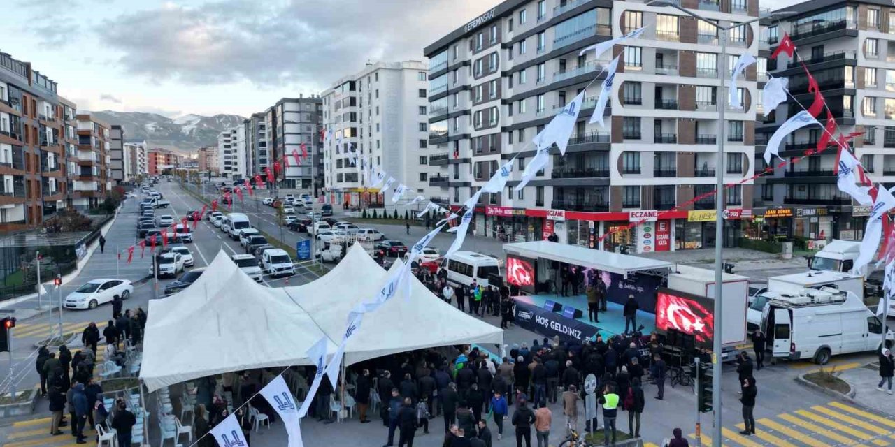 Korgeneral Zekai Aksakallı caddesi yoğun ilgiyle açıldı