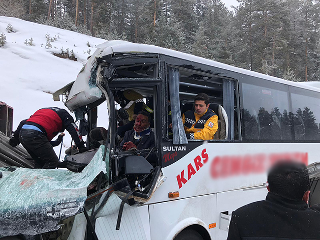 Kars'ta feci trafik kazası: 20 yaralı