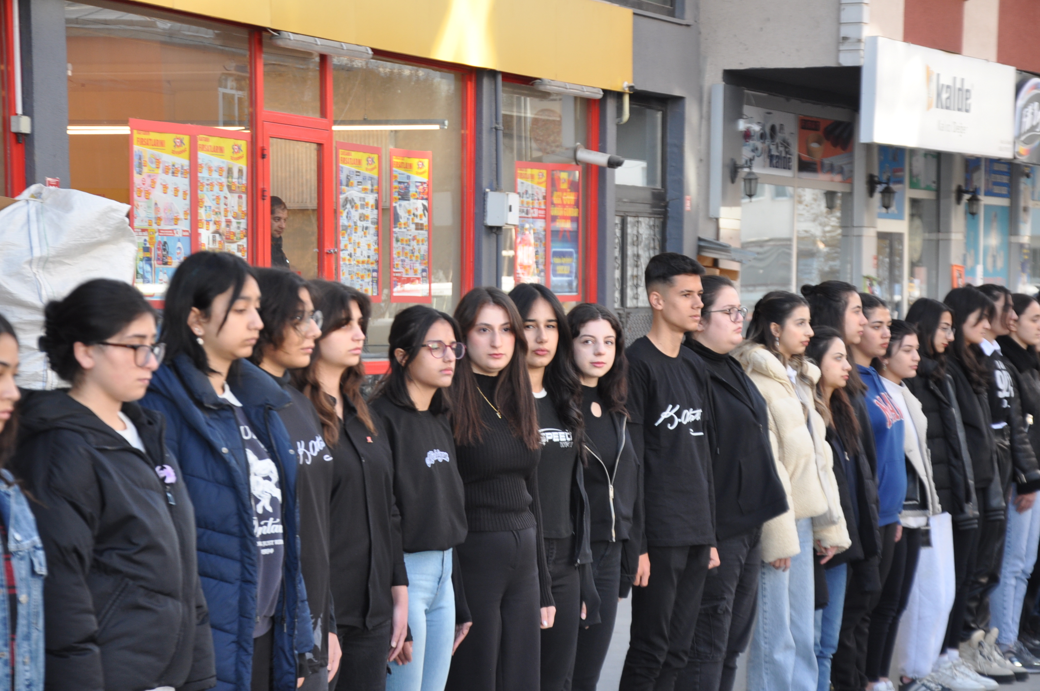 Kars'ta öğrencilerden Ata'ya saygı duruşu