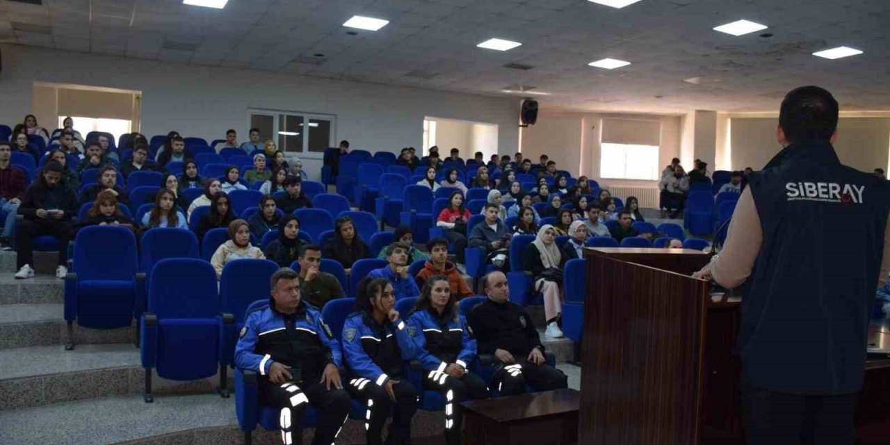 Polisten öğrenci ve öğretim görevlilerine siber güvenlik eğitimi