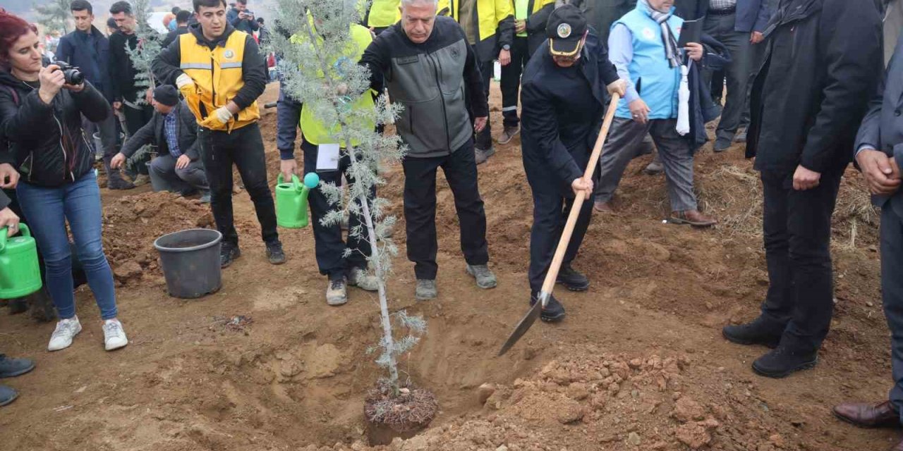 Malatya’da fidanlar toprakla buluştu