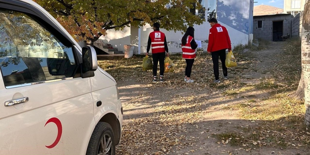 Kızılay’dan ihtiyaç sahibi ailelere kıyafet ve gıda desteği