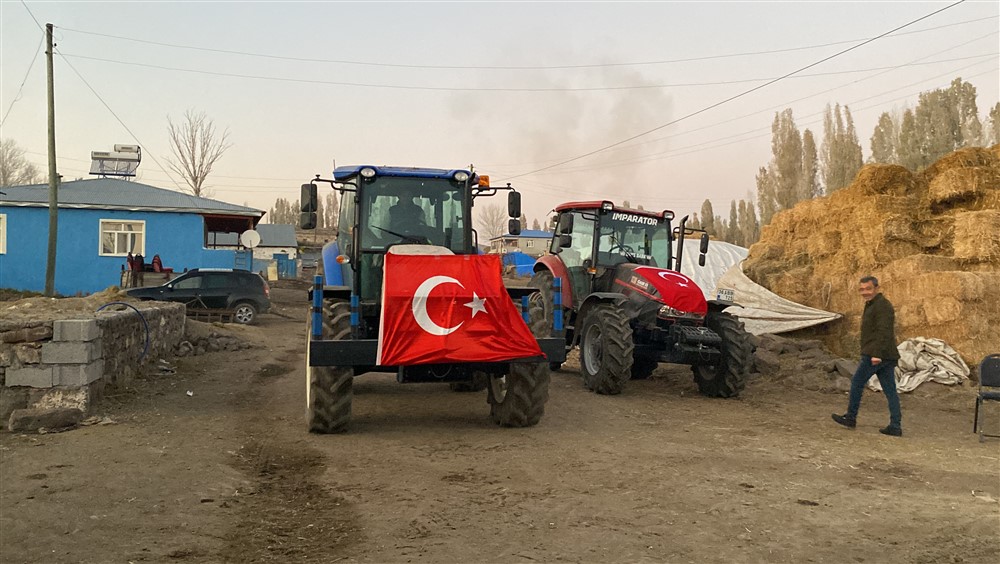 Traktörlü asker konvoyu ve renkli kına gecesi