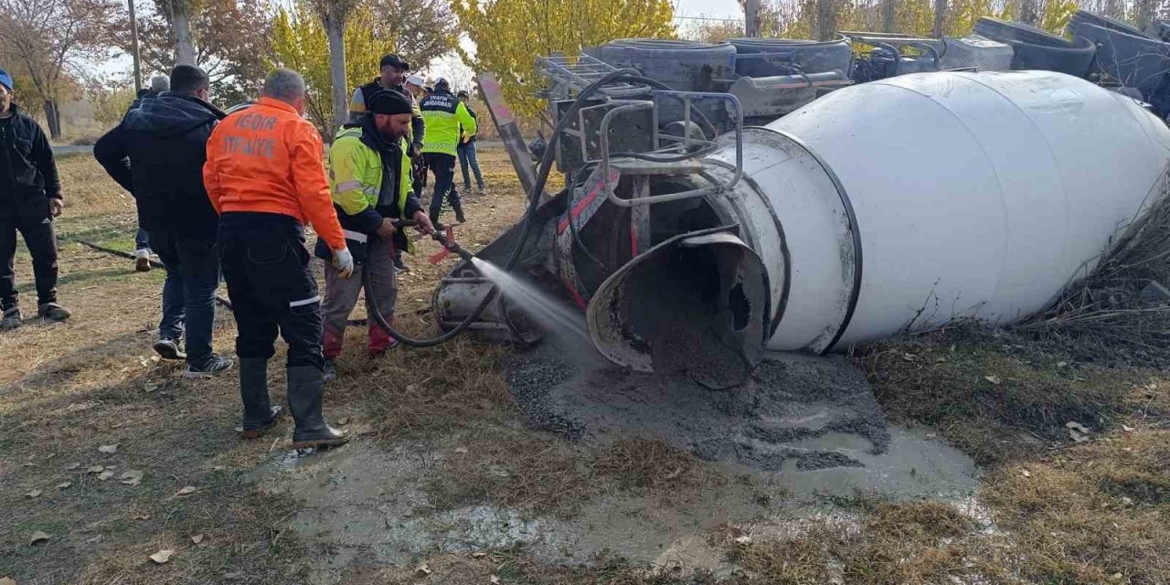 Devrilen beton mikseri içindeki beton boşaltılarak kaldırıldı