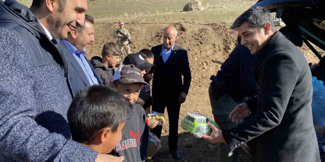 Hamur Kaymakamı Mahir, köy ziyaretlerinde vatandaşlarla buluştu