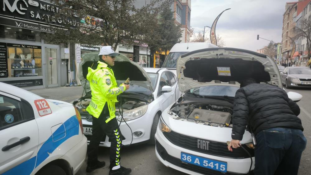 Kars’ta trafik polislerinden yürek ısıtan hareket