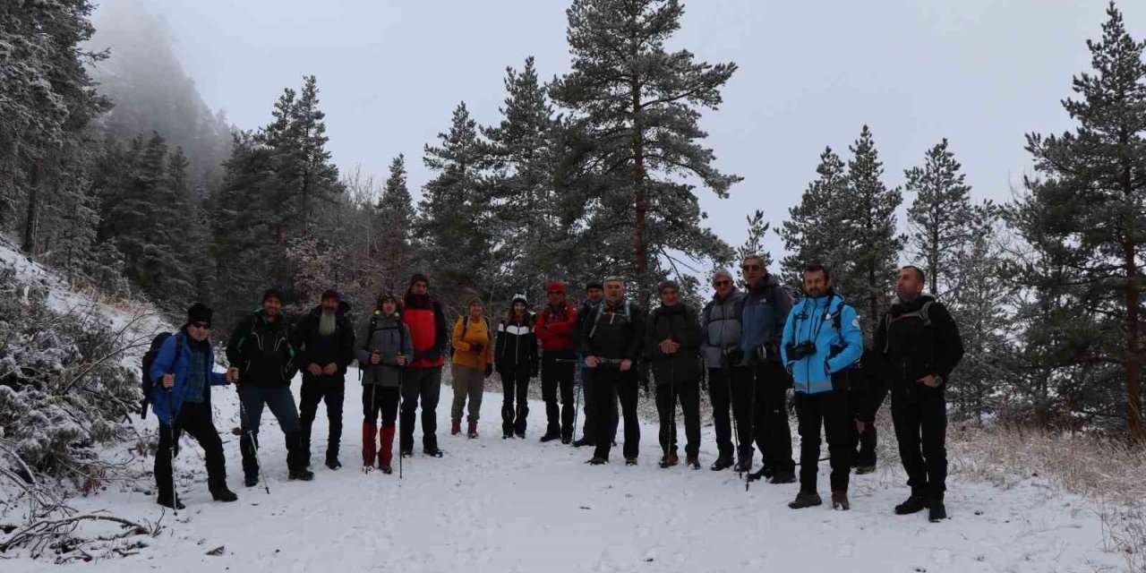 Doğaseverler kar ve sis altında yürüdü