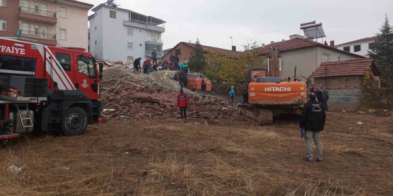 Enkaz altında kalan kepçe operatörünü kurtarma çalışmaları devam ediyor