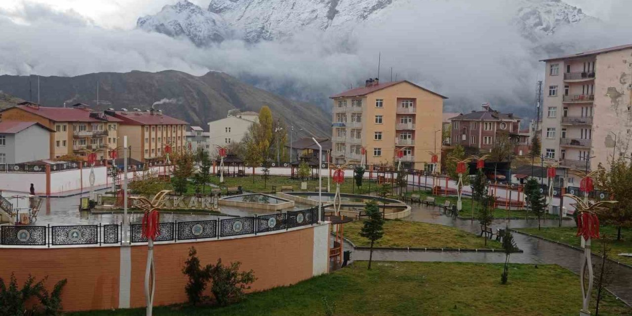 Hakkari’nin etrafını saran dağlar beyaza büründü