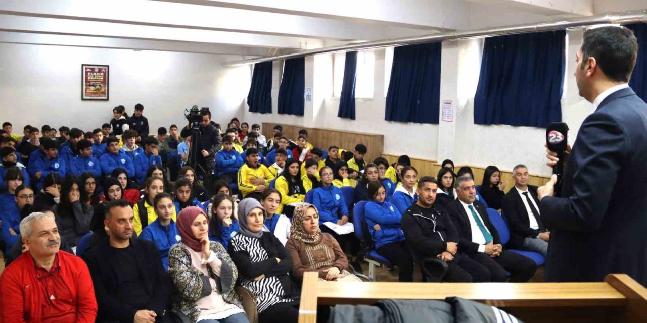 Eren, Spor Lisesi öğrencileriyle buluştu