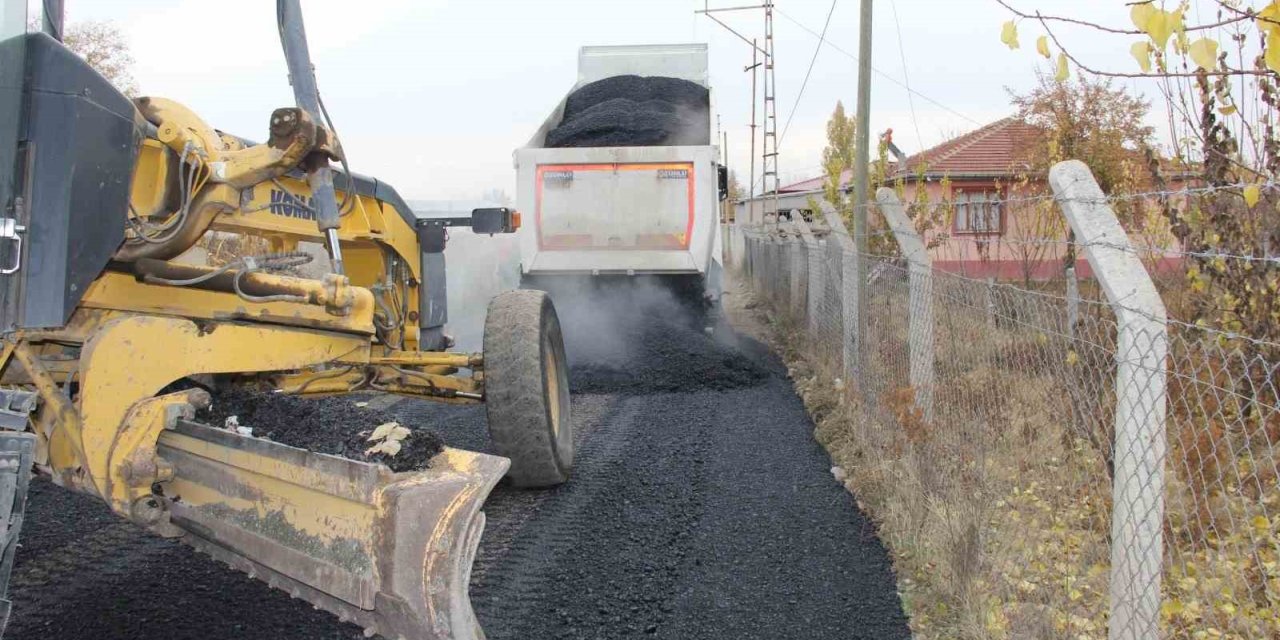 Iğdır’da köy yollarında asfalt çalışmaları sürüyor