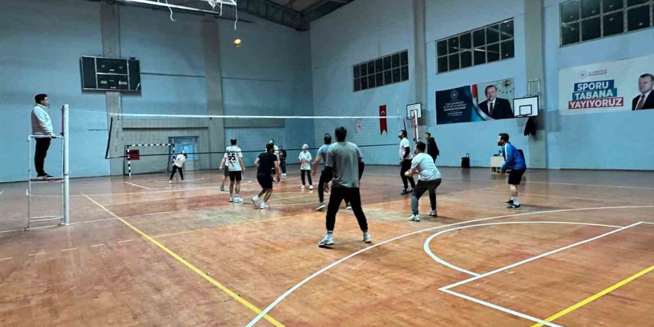 Patnos’ta 24 Kasım Öğretmenler Günü kapsamında Voleybol Turnuvası düzenlendi