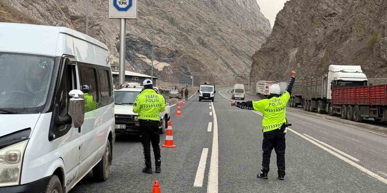 Hakkari Valiliğinde kış lastiği uyarısı