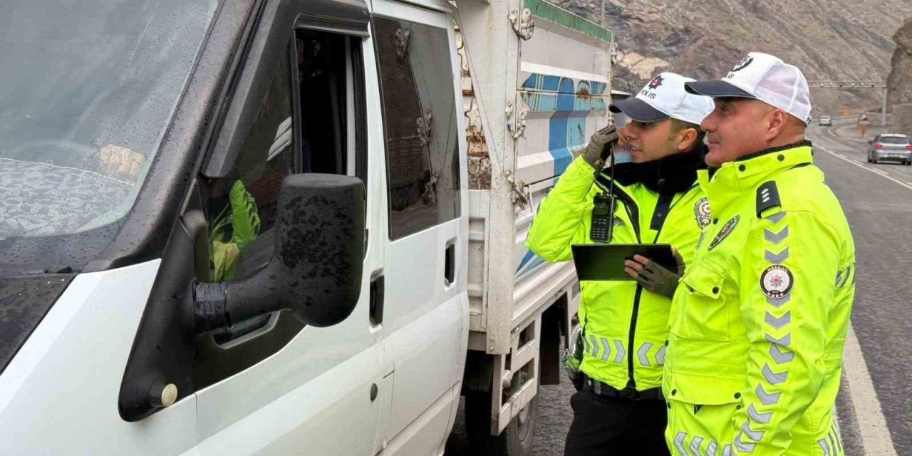 Hakkari’de radarla hız kontrol uygulaması yapıldı