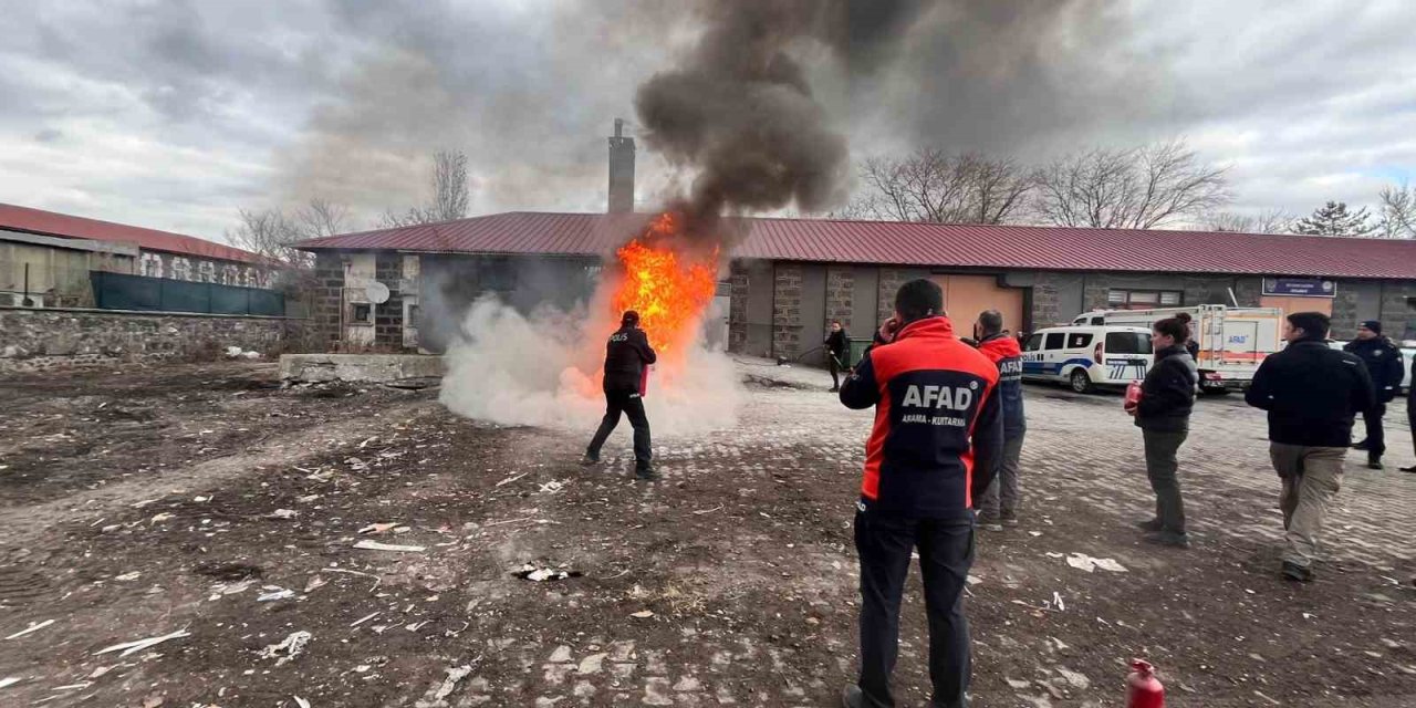 Kars’ta polise afet farkındalık ve yangın eğitimi verildi