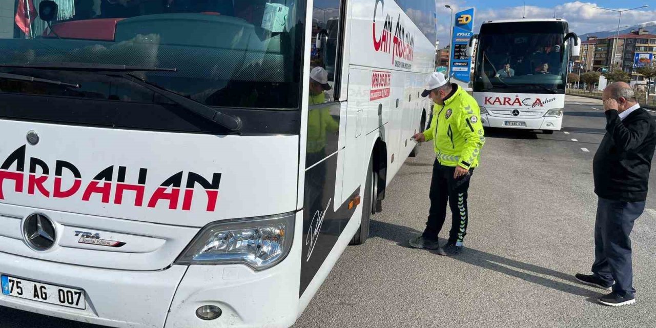 Oltu polisinden kış lastiği kontrolü