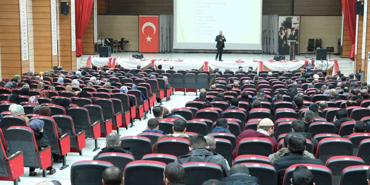 "Değerleriyle Güçlü Ailem" konulu konferans verildi