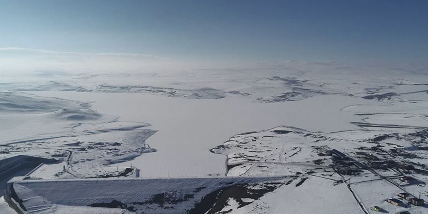 Kars Barajının göl yüzeyi Çıldır Gölü gibi buz tuttu