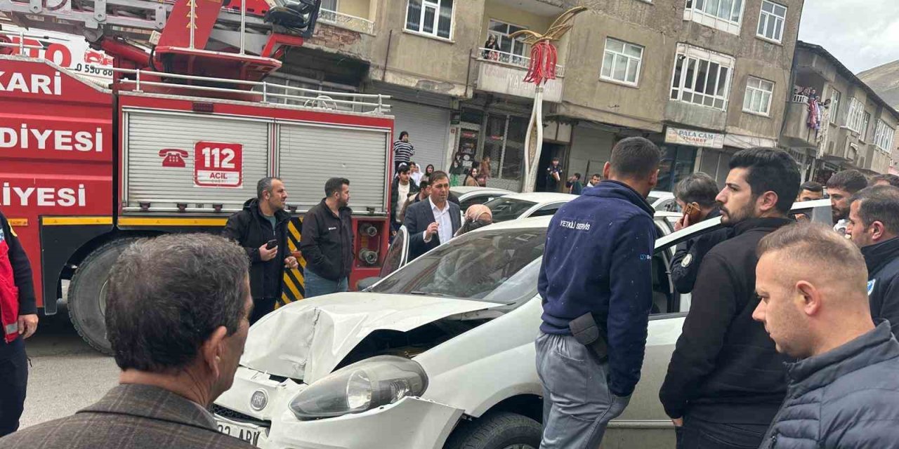 Hakkari’de maddi hasarlı trafik kazası