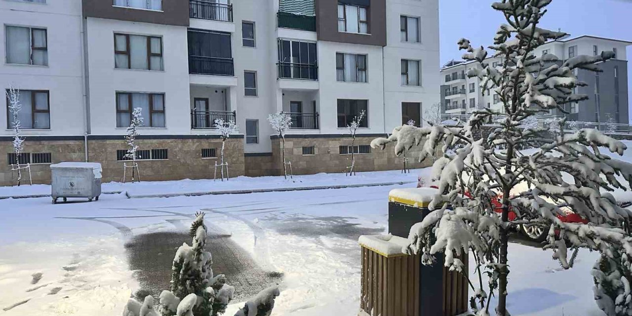 Yoğun kar nedeniyle Elazığ’da eğitime ara verildi