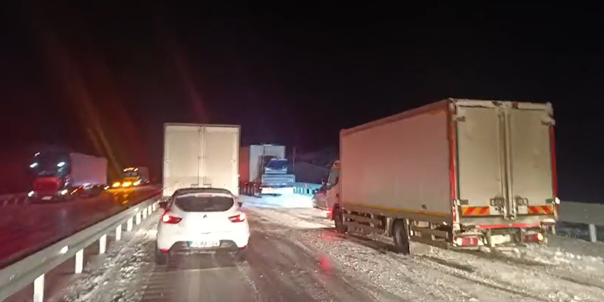 Kars'ta kar geçit vermedi: Zincirleme trafik kazası!