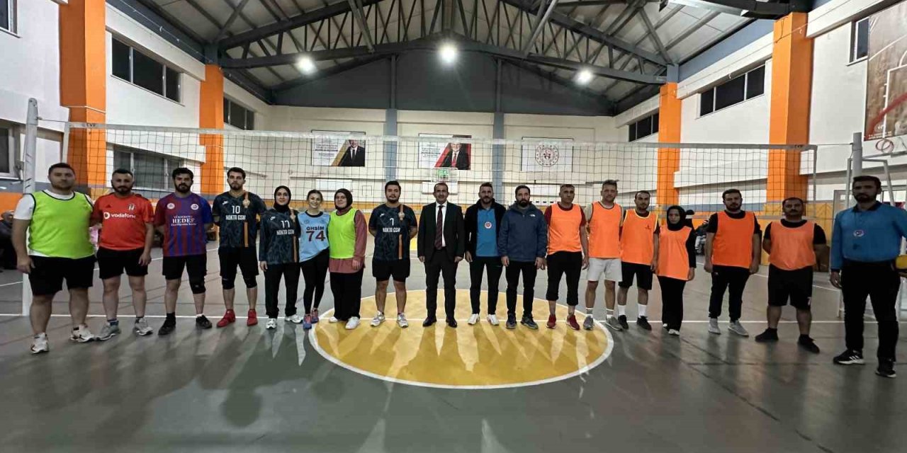 Yüksekova’da 420 öğretmen voleybol turnuvasında bir araya geldi