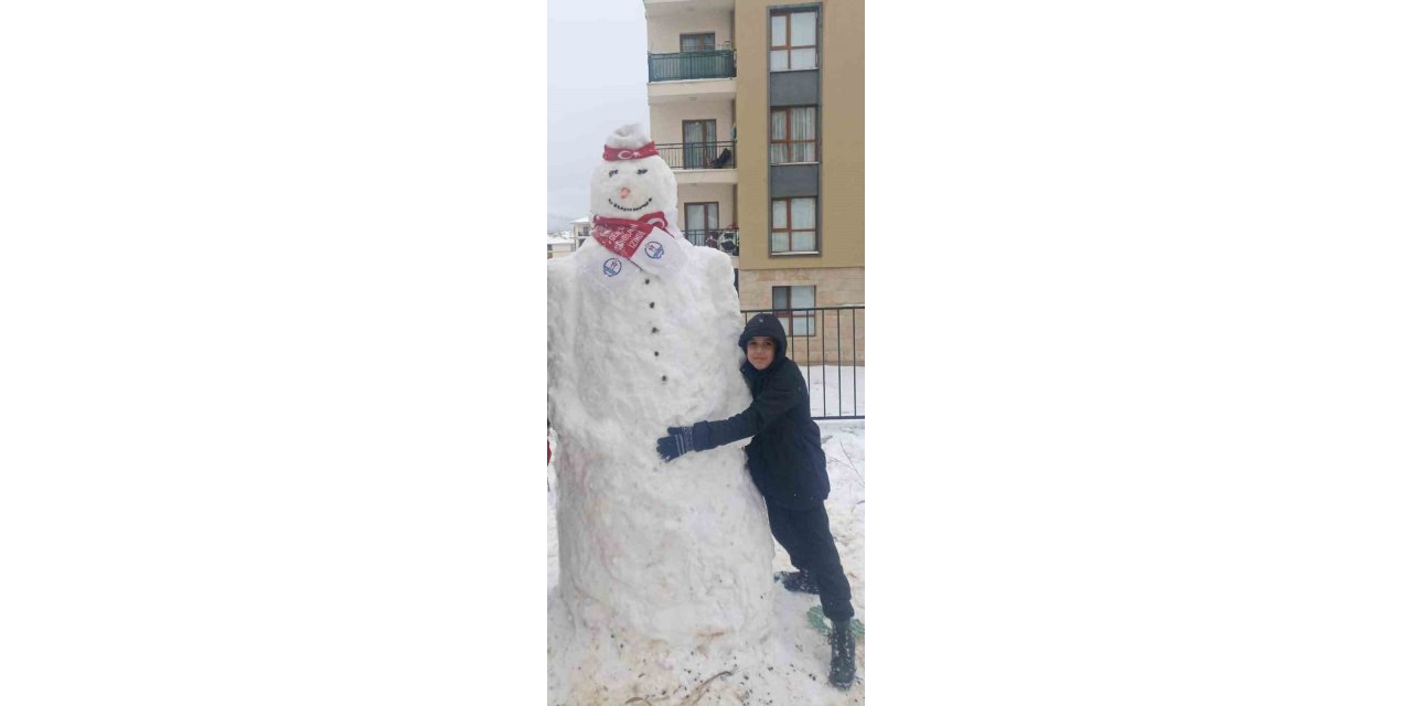 Elazığ’da  kardan adamlar yerlerini aldı