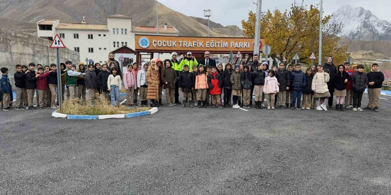 Hakkari’de çocuklara trafik eğitimi verildi