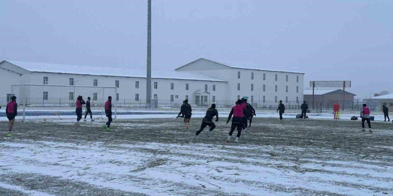 Muş Spor kar altında antrenman yaptı