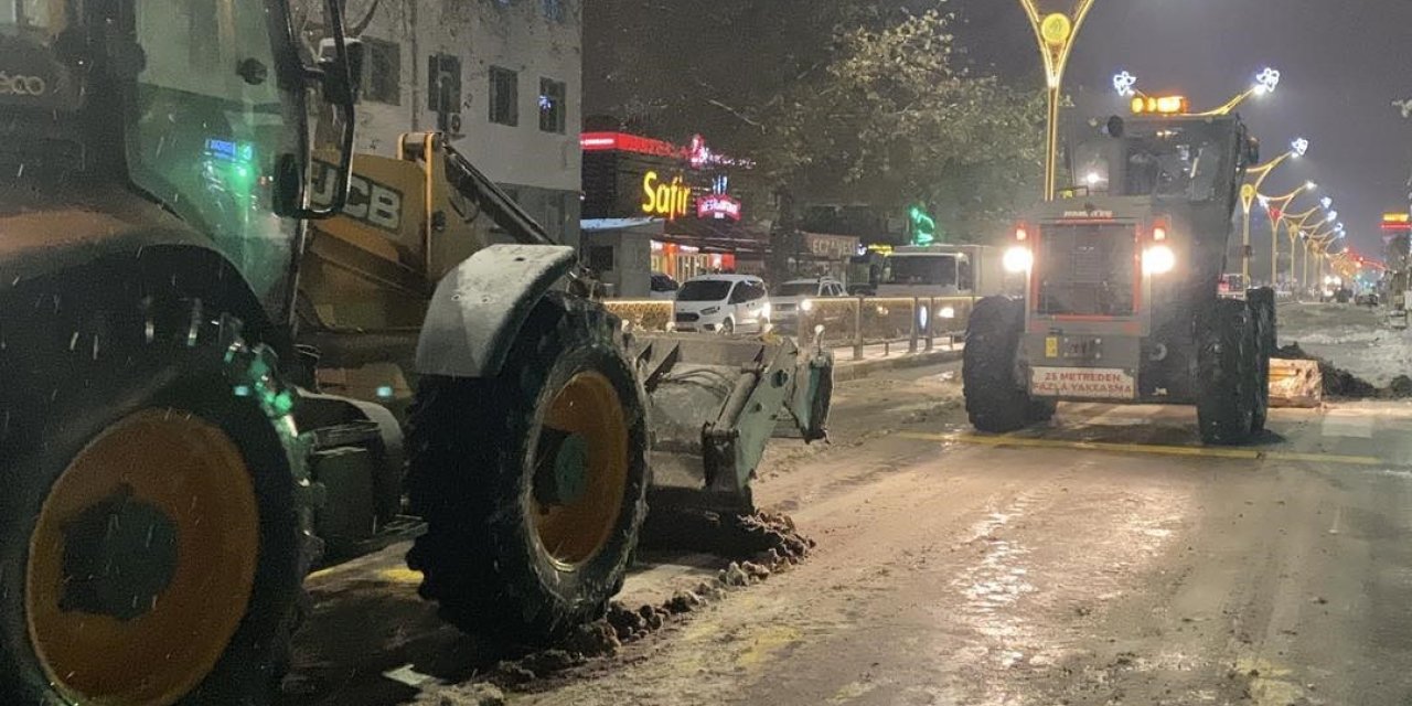 Erzincan’da karla mücadelede yoğun mesai