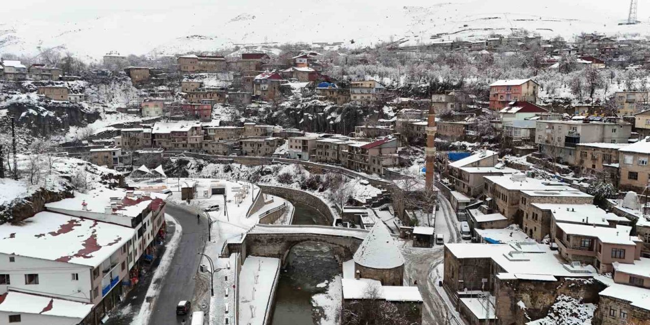 Bitlis’in tarihi mekanları karda kartpostallık görüntüler oluşturdu