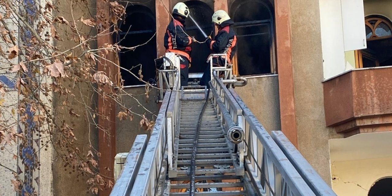 Hasarlı binada çıkan yangın söndürüldü