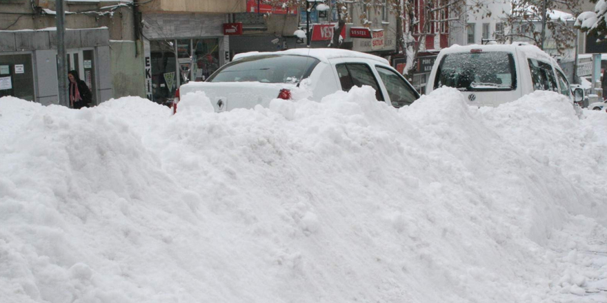 Kars’ta kar ve tipiden 23 köy yolu kapandı