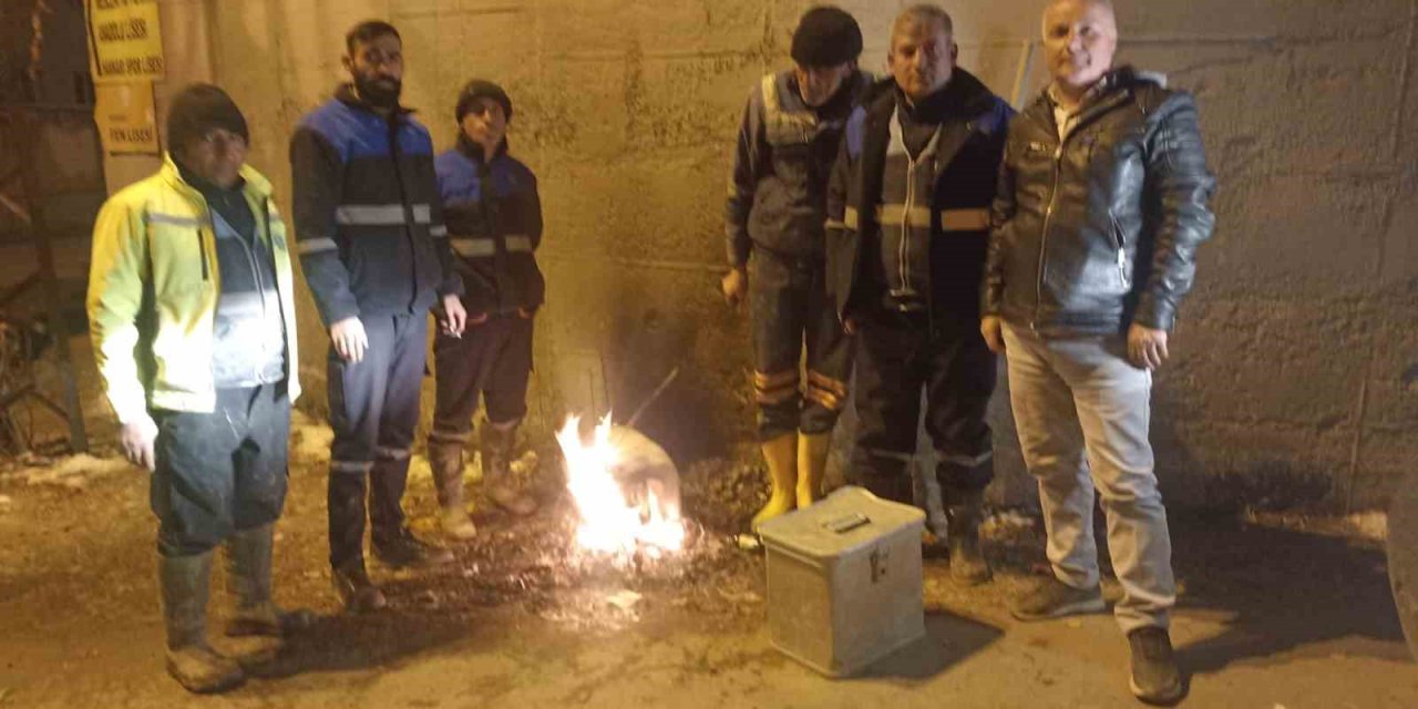 Hakkari Belediyesi Su ve Arıza ekipleri zorlu kış şartlarına meydan okuyor