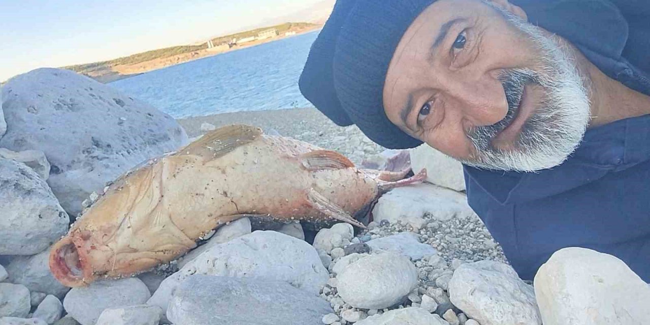 Elazığ’da amatör balıkçı 24 kiloluk sazan yakaladı