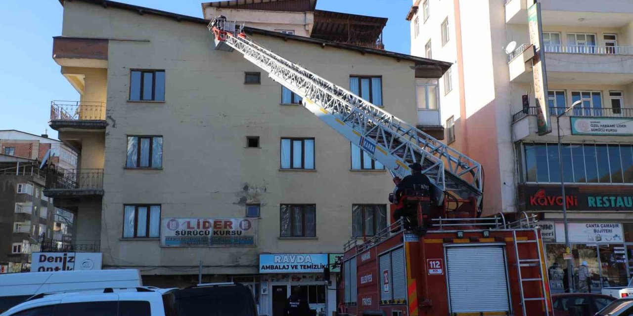 Hakkari’de tehlike oluşturan buz sarkıntıları temizledi