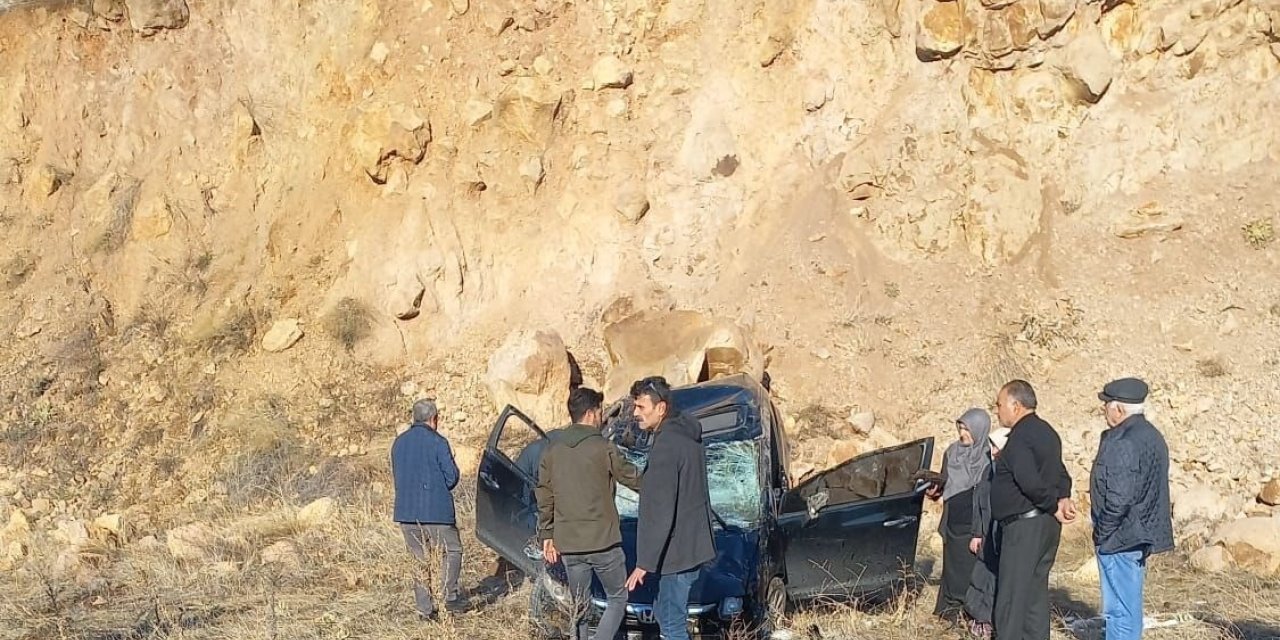 Elazığ’da otomobil takla attı: 1’i ağır 2 yaralı