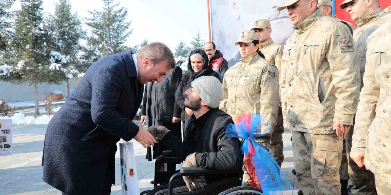 Jandarmadan engellilere tekerlekli sandalye desteği