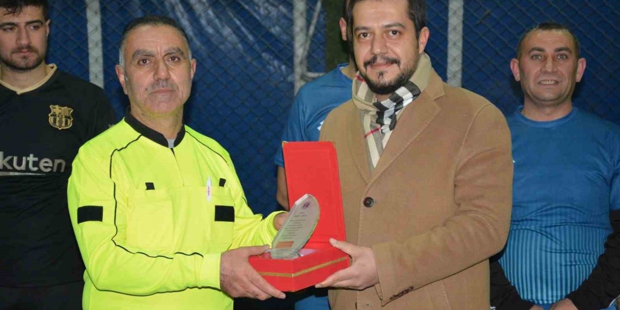 Tatvan’da futbol turnuvasının şampiyonu Eczane Sarf oldu