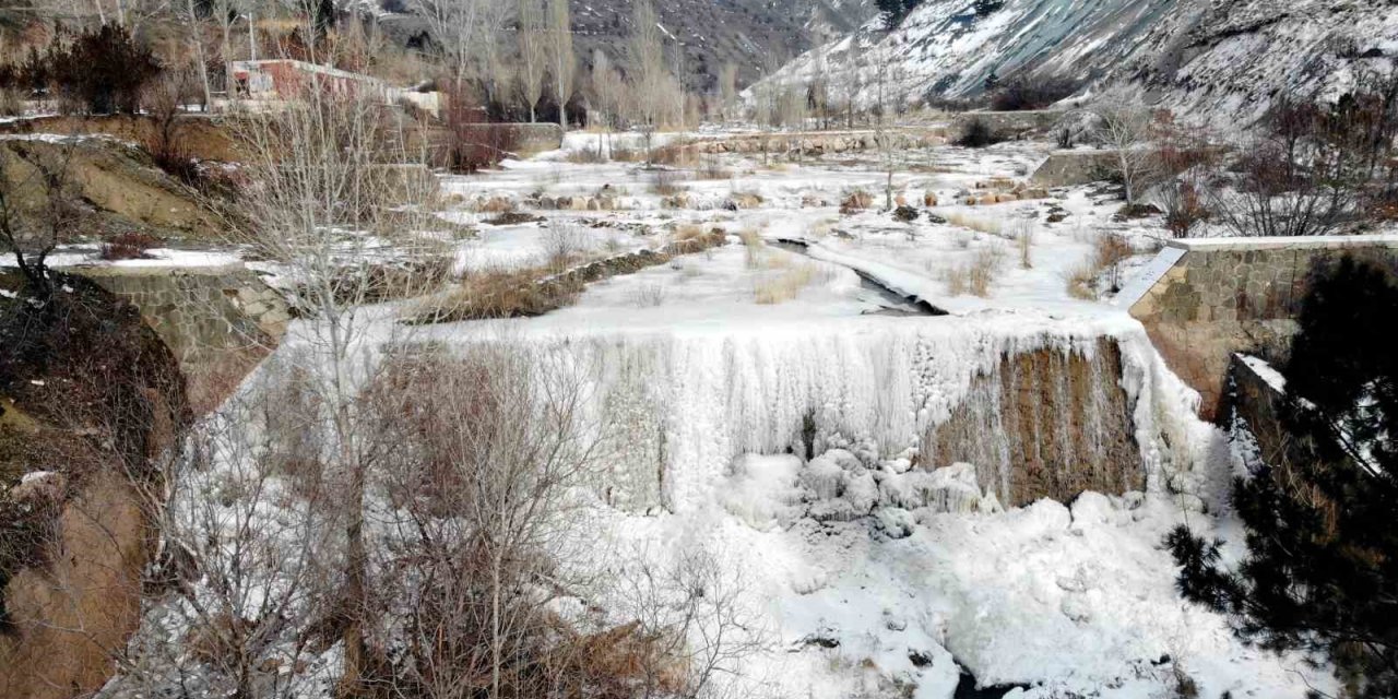 Erzincan’da dereler buz tuttu