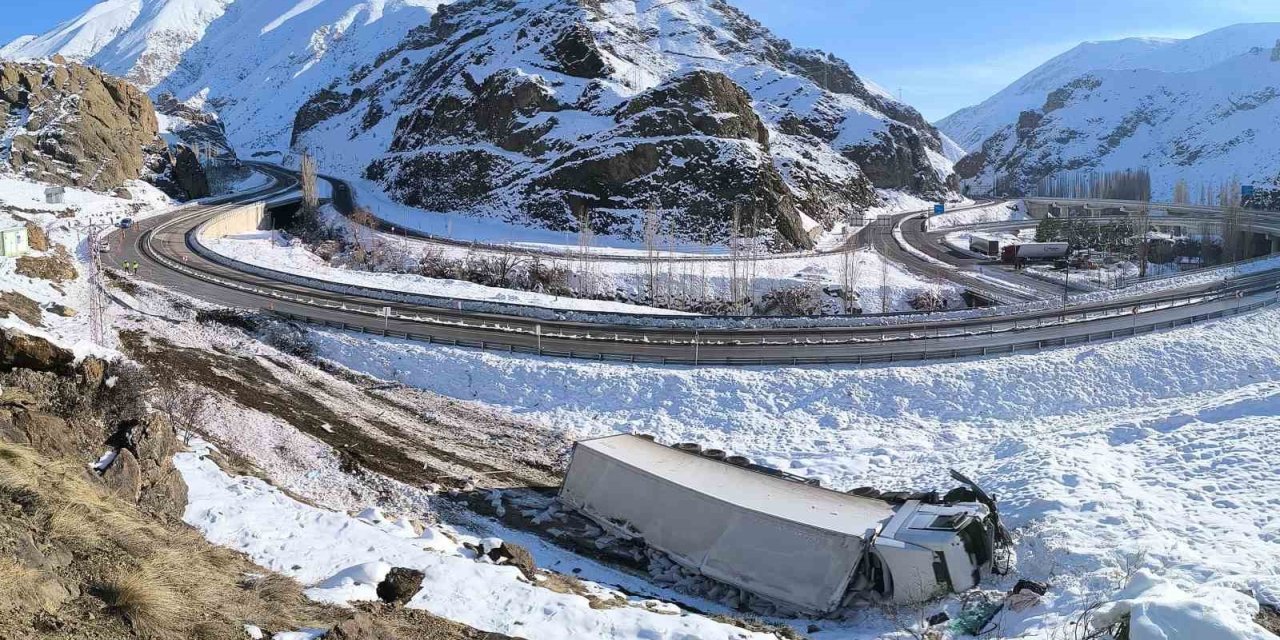 Oltu yol ayrımında bir kaza daha: TIR şarampole yuvarlandı