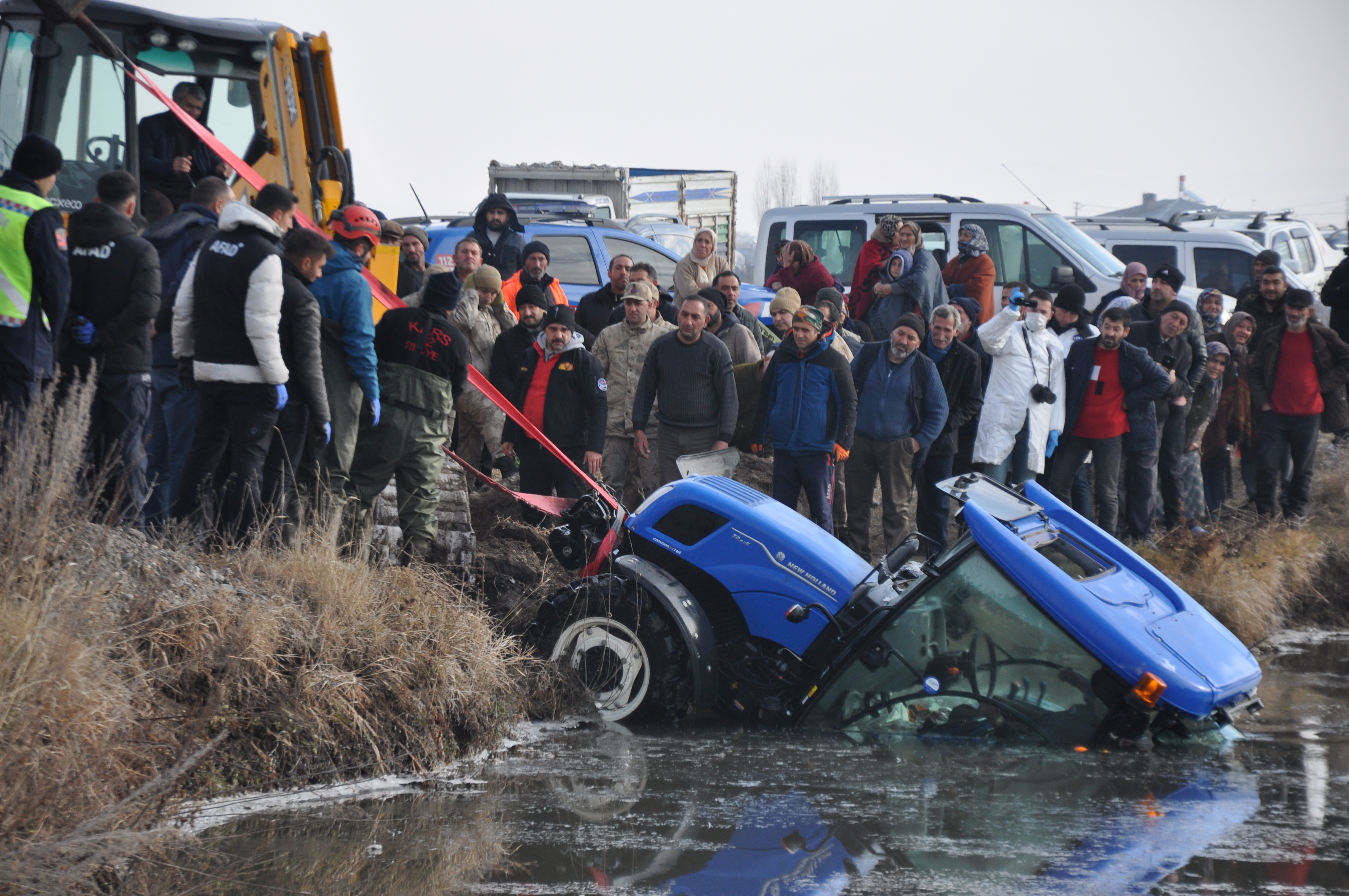 Kars Çayı'na traktörle düşen sürücü öldü