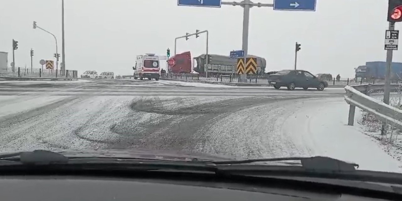 Kars’ta yollar buz pistine döndü
